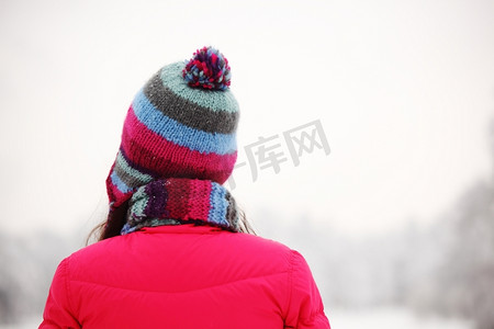 外边摄影照片_时髦的颜色冬日女帽
