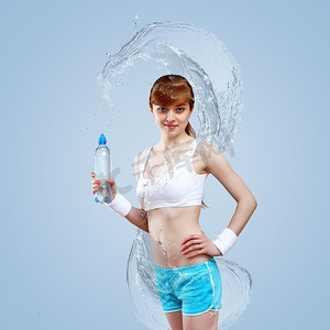 纯净水摄影照片_一位年轻女子拿着一瓶纯净水做运动的肖像