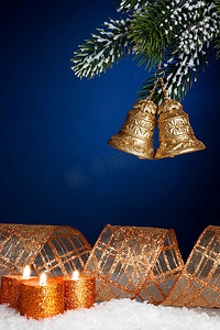 火焰宽屏摄影照片_圣诞树装饰和燃烧的蜡烛在雪反对蓝色背景