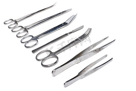 外科手术工具.手术刀、钳子、夹子、剪刀.白色背景