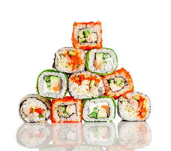 美味的食物。白色背景上的寿司卷