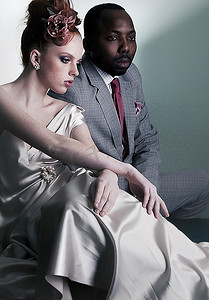 组队摄影照片_坐着的时尚模特夫妇--时尚的美国黑人男性和红发时尚女性