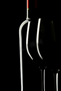 周年庆红金摄影照片_红葡萄酒杯剪影黑色背景