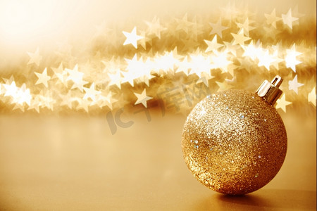 在金星bokeh背景的金色圣诞球