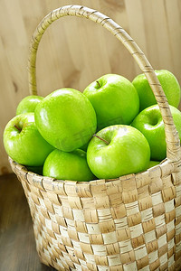 苹果树远景摄影照片_篮子里装着苹果的健康营养理念