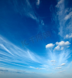 云中的摄影照片_蓝天中的云