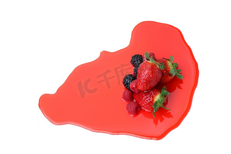 浆果混合堆在糖浆孤立在白色草莓红色草莓