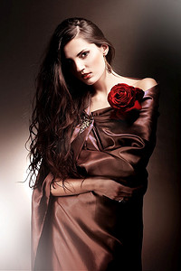 穿着巧克力面料、戴着红玫瑰的美女