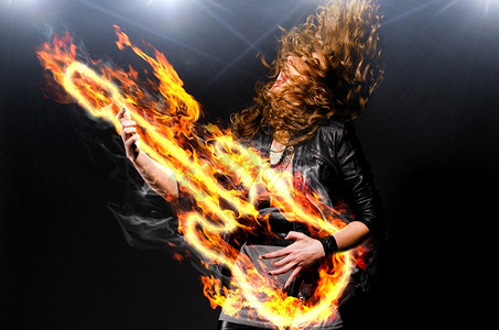 一名女子在火热的吉他上演奏摇滚乐