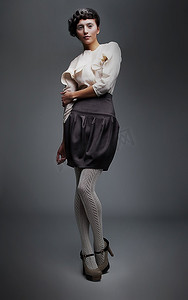 巴洛克风格-漂亮的女超模穿着复古黑色裙子和白衬衫，辫子摆姿势-系列照片