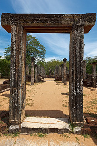 古代废墟中的通道。波洛纳鲁瓦，斯里兰卡