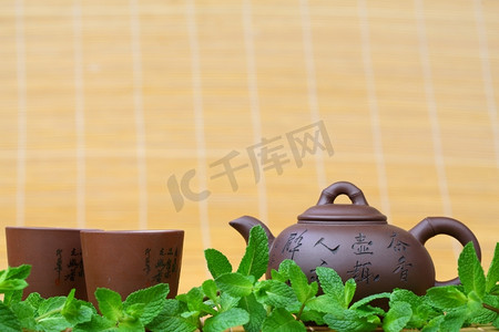 薄荷背景摄影照片_中国背景下的薄荷茶