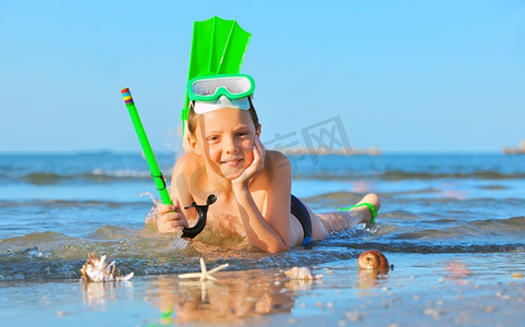 送福童子摄影照片_海滩上带着呼吸管的男孩