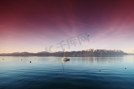 游艇在日内瓦湖景观在日出