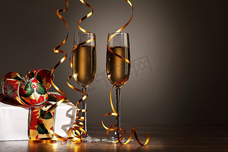 新年晚会上的几杯香槟
