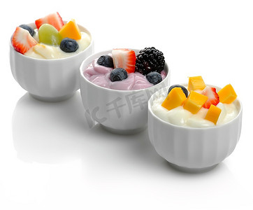 酸奶夹心麻花摄影照片_新鲜什锦酸奶与水果和浆果