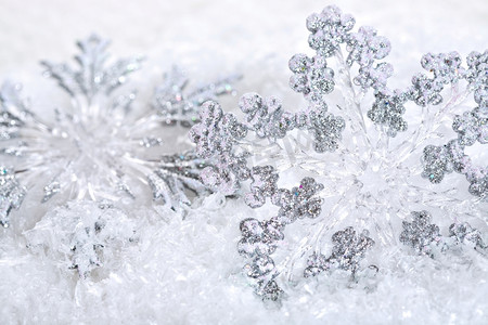 雪花冰摄影照片_与雪花的抽象圣诞节背景.浅景深，蓝色