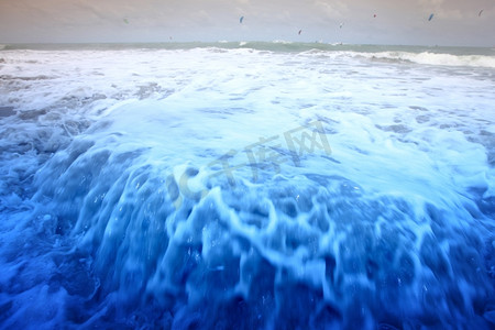 黄昏你摄影照片_蓝色的海浪向你袭来