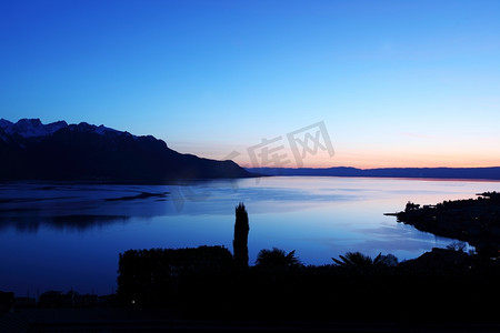 日内瓦湖摄影照片_日出时的日内瓦湖景