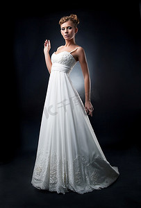 浪漫可爱的新娘时装模特在领奖台上展示白色新娘礼服。系列照片