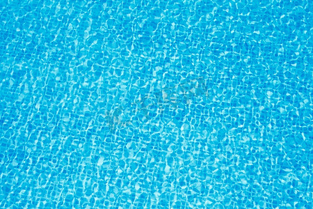 蓝色水纹背景摄影照片_干净的蓝色水在游泳池
