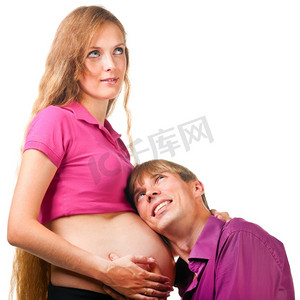 男人在听孕妇肚子里的宝宝