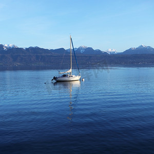日出时日内瓦湖上的游艇帆船海洋