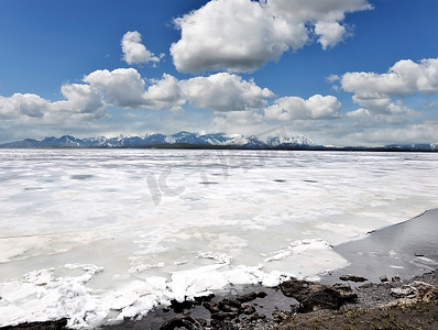 冰封湖面的山水景观
