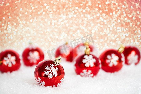 灯光背景下的雪地圣诞树装饰品