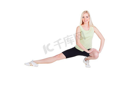 女孩和敏锐；S在白色背景下单腿坐着锻炼