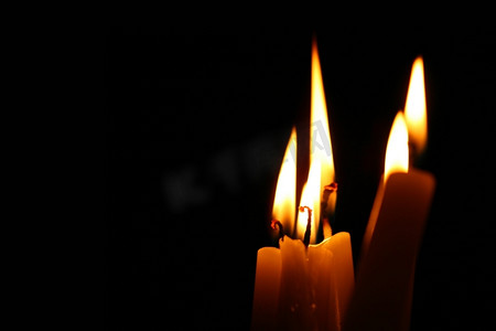 黑色背景上的黑暗中的神圣蜡烛