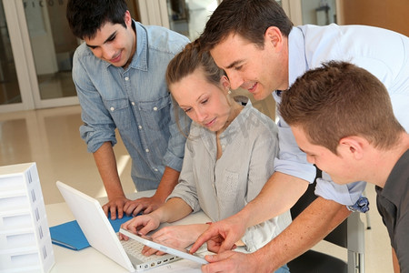 教育家与建筑专业的学生一起研究电子平板电脑