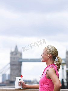 运动员在塔桥前喝瓶装水