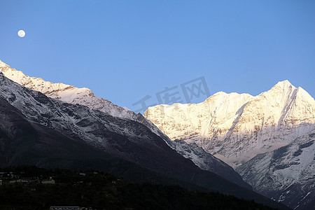 云雾大山摄影照片_云雾中的高山。尼泊尔。珠穆朗玛峰