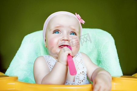 哭的宝贝摄影照片_嘴里叼着勺子在哭的孩子