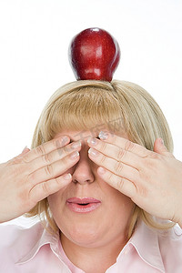 头戴苹果的女人