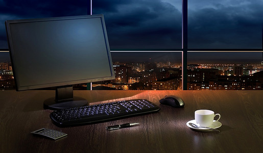 城市景色摄影照片_晚上在办公室工作，从窗户可以看到城市的景色