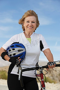 微笑的女人骑自行车出去玩
