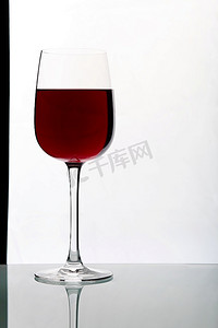 彩色背景上有酒的玻璃杯