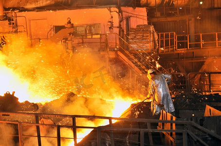 钢铁工人摄影照片_一名工厂内的钢铁工人
