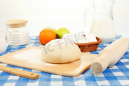 在餐桌上制作面包的不同产品