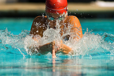 女运动员奋力游泳