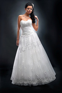 征收摄影照片_漂亮的年轻女孩新娘在白色新娘礼服与花在她的头-系列照片