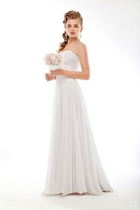 新娘身穿白色高级定制婚纱，鲜花摆姿势