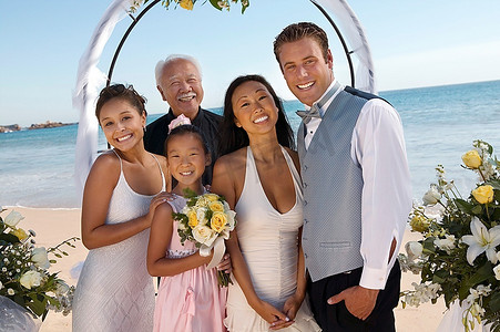 70年摄影照片_新娘和新郎与家庭在海滩上