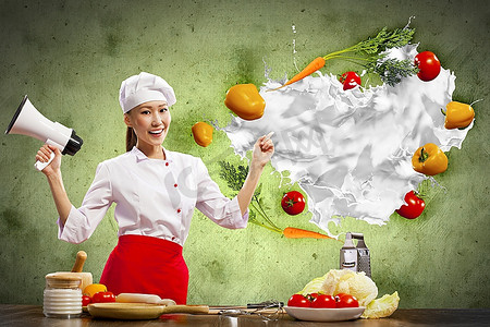 亚洲女性厨师拿着扩音器蔬菜飞行在空气中