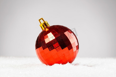 雪地上的红色圣诞装饰球