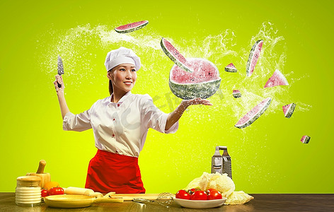 亚洲女性厨师与刀切水果和蔬菜在空气中