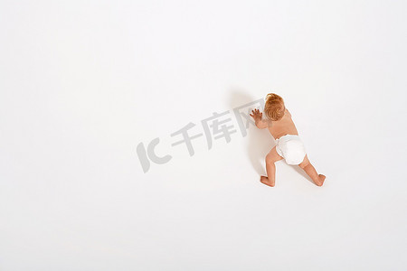 爬行的婴儿美女花卉实拍