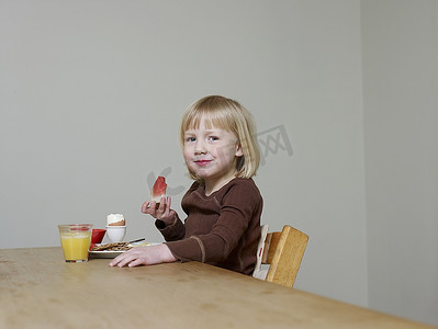 5c5c摄影照片_4-5岁的女孩坐着吃甜瓜当早餐